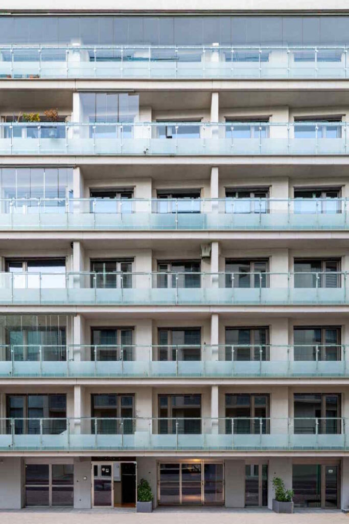 Appartement dans immeuble récent avec balcon